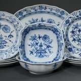 42 Teile Meissen „Zwiebelmuster“ Speiseservice, bestehend aus: 9 Suppentassen/UT (H. 6cm), 2 Saucieren (26x17cm/22x14cm), 8 Speiseteller (Ø 25,5cm), 8 Brotteller (Ø 20,5cm), 8 Dessertteller (Ø 16cm), 1 Saliere (10x8cm), … - Foto 8