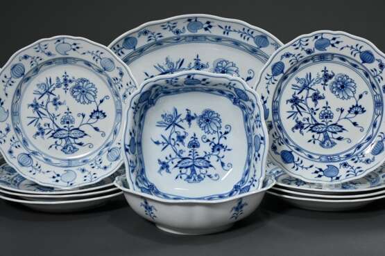 42 Teile Meissen „Zwiebelmuster“ Speiseservice, bestehend aus: 9 Suppentassen/UT (H. 6cm), 2 Saucieren (26x17cm/22x14cm), 8 Speiseteller (Ø 25,5cm), 8 Brotteller (Ø 20,5cm), 8 Dessertteller (Ø 16cm), 1 Saliere (10x8cm), … - Foto 8