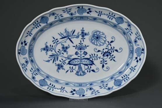 42 Teile Meissen „Zwiebelmuster“ Speiseservice, bestehend aus: 9 Suppentassen/UT (H. 6cm), 2 Saucieren (26x17cm/22x14cm), 8 Speiseteller (Ø 25,5cm), 8 Brotteller (Ø 20,5cm), 8 Dessertteller (Ø 16cm), 1 Saliere (10x8cm), … - Foto 9