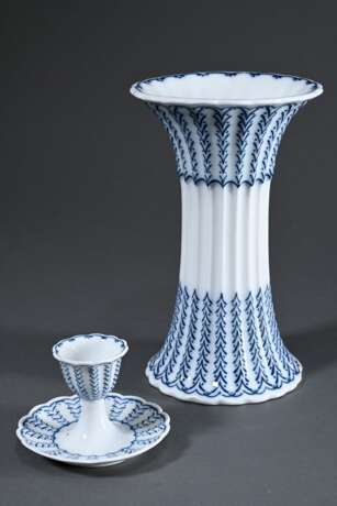 2 Diverse Teile Jugendstil Porzellan "Gerippt" mit unterglasurblauem Dekor "Victoria", Entw.: Erich Kuithan 1875-1917, Ausf.: Ferdinand Selle, Burgau um 1910; konkave Trichtervase (H. 23,8cm) und Eier… - photo 1