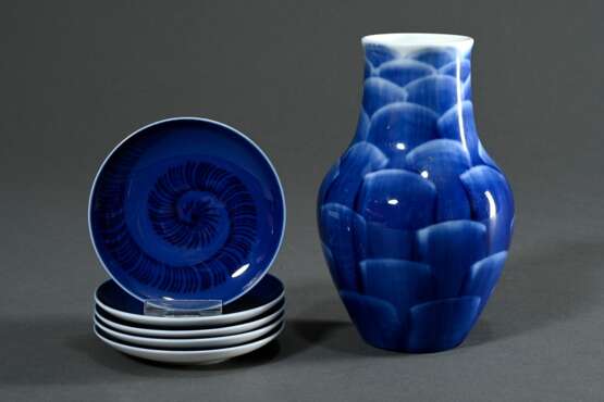 6 Diverse Teile KPM: 5 Tellerchen (Ø 10,2cm) mit graphischem Nautilus Dekor und Balustervase mit Schuppendekor (H. 16,8cm), Entw.: u.a. Hubert Grienert, Ausf.: 1962-1992 - photo 1