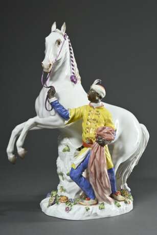 Meissen Figur "Mohr mit Schimmel", Entw.: Johann Joachim Kändler um 1750, Ausfr.: 1961, Porzellan polychrom bemalt und gold staffiert, Manufakturmarke, Modellnummer 1067, Malermarke 29, H. 45cm, Zügel defekt, V… - фото 1