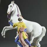 Meissen Figur "Mohr mit Schimmel", Entw.: Johann Joachim Kändler um 1750, Ausfr.: 1961, Porzellan polychrom bemalt und gold staffiert, Manufakturmarke, Modellnummer 1067, Malermarke 29, H. 45cm, Zügel defekt, V… - фото 2