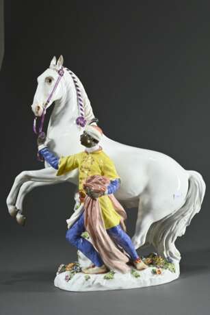 Meissen Figur "Mohr mit Schimmel", Entw.: Johann Joachim Kändler um 1750, Ausfr.: 1961, Porzellan polychrom bemalt und gold staffiert, Manufakturmarke, Modellnummer 1067, Malermarke 29, H. 45cm, Zügel defekt, V… - фото 2