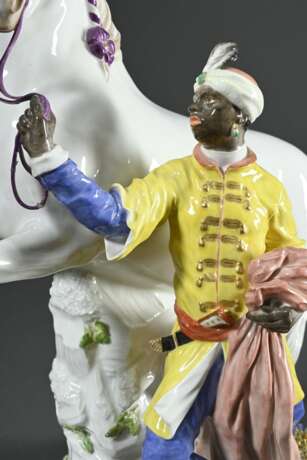 Meissen Figur "Mohr mit Schimmel", Entw.: Johann Joachim Kändler um 1750, Ausfr.: 1961, Porzellan polychrom bemalt und gold staffiert, Manufakturmarke, Modellnummer 1067, Malermarke 29, H. 45cm, Zügel defekt, V… - фото 8