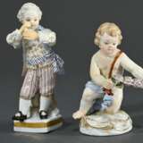 2 Meissen Figuren: "Amorette mit Blütengirlande" auf Rocaille Sockel, Modellnr.: B49, Malernr.: 74, Bossiernr., Knaufzeit Ende 19.Jh. (H. 8,5cm, rest.) und "Gärtnerkind mit Flöte", Modellnr.: G9 (H. 1… - photo 1