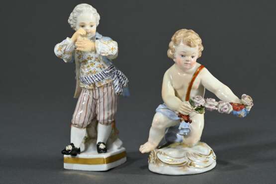 2 Meissen Figuren: "Amorette mit Blütengirlande" auf Rocaille Sockel, Modellnr.: B49, Malernr.: 74, Bossiernr., Knaufzeit Ende 19.Jh. (H. 8,5cm, rest.) und "Gärtnerkind mit Flöte", Modellnr.: G9 (H. 1… - photo 1