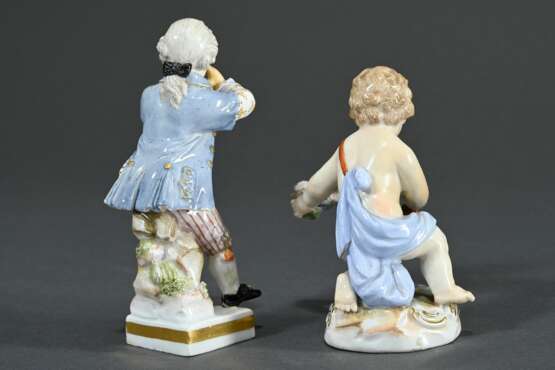 2 Meissen Figuren: "Amorette mit Blütengirlande" auf Rocaille Sockel, Modellnr.: B49, Malernr.: 74, Bossiernr., Knaufzeit Ende 19.Jh. (H. 8,5cm, rest.) und "Gärtnerkind mit Flöte", Modellnr.: G9 (H. 1… - photo 2