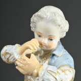 2 Meissen Figuren: "Amorette mit Blütengirlande" auf Rocaille Sockel, Modellnr.: B49, Malernr.: 74, Bossiernr., Knaufzeit Ende 19.Jh. (H. 8,5cm, rest.) und "Gärtnerkind mit Flöte", Modellnr.: G9 (H. 1… - photo 3