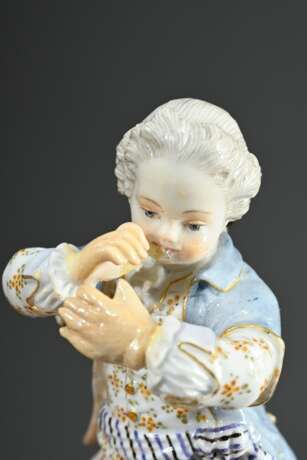 2 Meissen Figuren: "Amorette mit Blütengirlande" auf Rocaille Sockel, Modellnr.: B49, Malernr.: 74, Bossiernr., Knaufzeit Ende 19.Jh. (H. 8,5cm, rest.) und "Gärtnerkind mit Flöte", Modellnr.: G9 (H. 1… - photo 3