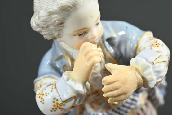 2 Meissen Figuren: "Amorette mit Blütengirlande" auf Rocaille Sockel, Modellnr.: B49, Malernr.: 74, Bossiernr., Knaufzeit Ende 19.Jh. (H. 8,5cm, rest.) und "Gärtnerkind mit Flöte", Modellnr.: G9 (H. 1… - photo 4