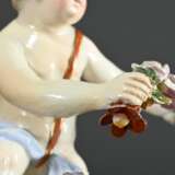 2 Meissen Figuren: "Amorette mit Blütengirlande" auf Rocaille Sockel, Modellnr.: B49, Malernr.: 74, Bossiernr., Knaufzeit Ende 19.Jh. (H. 8,5cm, rest.) und "Gärtnerkind mit Flöte", Modellnr.: G9 (H. 1… - photo 5