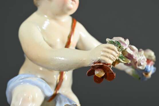 2 Meissen Figuren: "Amorette mit Blütengirlande" auf Rocaille Sockel, Modellnr.: B49, Malernr.: 74, Bossiernr., Knaufzeit Ende 19.Jh. (H. 8,5cm, rest.) und "Gärtnerkind mit Flöte", Modellnr.: G9 (H. 1… - photo 5