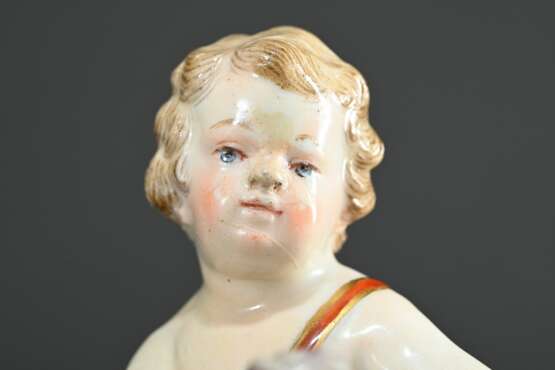 2 Meissen Figuren: "Amorette mit Blütengirlande" auf Rocaille Sockel, Modellnr.: B49, Malernr.: 74, Bossiernr., Knaufzeit Ende 19.Jh. (H. 8,5cm, rest.) und "Gärtnerkind mit Flöte", Modellnr.: G9 (H. 1… - photo 6