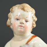 2 Meissen Figuren: "Amorette mit Blütengirlande" auf Rocaille Sockel, Modellnr.: B49, Malernr.: 74, Bossiernr., Knaufzeit Ende 19.Jh. (H. 8,5cm, rest.) und "Gärtnerkind mit Flöte", Modellnr.: G9 (H. 1… - photo 6