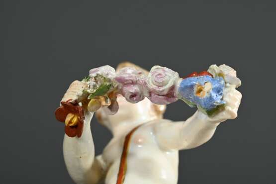 2 Meissen Figuren: "Amorette mit Blütengirlande" auf Rocaille Sockel, Modellnr.: B49, Malernr.: 74, Bossiernr., Knaufzeit Ende 19.Jh. (H. 8,5cm, rest.) und "Gärtnerkind mit Flöte", Modellnr.: G9 (H. 1… - photo 7