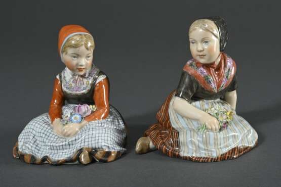 Paar Royal Copenhagen Porzellanfiguren "Farö Mädchen" und "Fyn Mädchen" in Trachten mit plastischen Blumenbouquets, Entw.: Carl Martin-Hansen, Ausf.: vor 1923, Porzellan mit polychromer Aufglasurmaler… - Foto 1