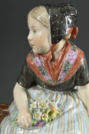 Paar Royal Copenhagen Porzellanfiguren "Farö Mädchen" und "Fyn Mädchen" in Trachten mit plastischen Blumenbouquets, Entw.: Carl Martin-Hansen, Ausf.: vor 1923, Porzellan mit polychromer Aufglasurmaler… - Foto 6