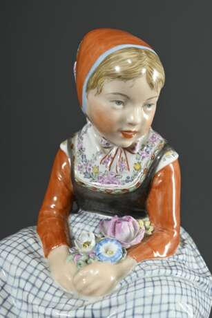 Paar Royal Copenhagen Porzellanfiguren "Farö Mädchen" und "Fyn Mädchen" in Trachten mit plastischen Blumenbouquets, Entw.: Carl Martin-Hansen, Ausf.: vor 1923, Porzellan mit polychromer Aufglasurmaler… - Foto 7