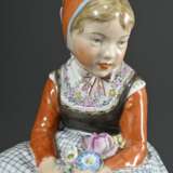 Paar Royal Copenhagen Porzellanfiguren "Farö Mädchen" und "Fyn Mädchen" in Trachten mit plastischen Blumenbouquets, Entw.: Carl Martin-Hansen, Ausf.: vor 1923, Porzellan mit polychromer Aufglasurmaler… - Foto 7