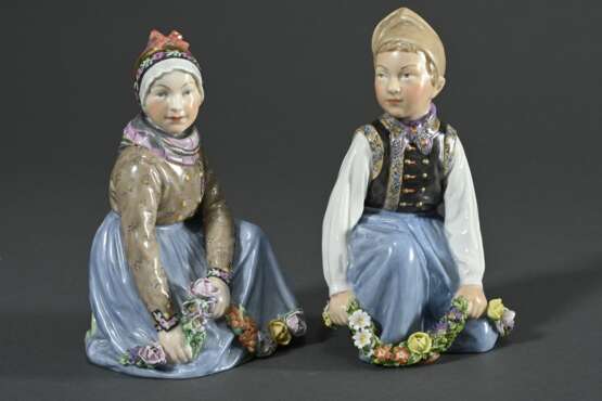 Paar Royal Copenhagen Porzellanfiguren "Amager Junge" und "Fanö Mädchen" in Trachten mit Blütengirlanden, Entw.: Carl Martin-Hansen, Ausf.: vor 1923, Porzellan mit polychromer Aufglasurmalerei, verso … - Foto 1