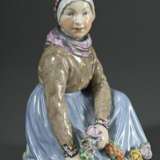 Paar Royal Copenhagen Porzellanfiguren "Amager Junge" und "Fanö Mädchen" in Trachten mit Blütengirlanden, Entw.: Carl Martin-Hansen, Ausf.: vor 1923, Porzellan mit polychromer Aufglasurmalerei, verso … - Foto 2