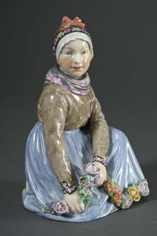 Paar Royal Copenhagen Porzellanfiguren "Amager Junge" und "Fanö Mädchen" in Trachten mit Blütengirlanden, Entw.: Carl Martin-Hansen, Ausf.: vor 1923, Porzellan mit polychromer Aufglasurmalerei, verso … - Foto 2