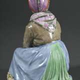 Paar Royal Copenhagen Porzellanfiguren "Amager Junge" und "Fanö Mädchen" in Trachten mit Blütengirlanden, Entw.: Carl Martin-Hansen, Ausf.: vor 1923, Porzellan mit polychromer Aufglasurmalerei, verso … - Foto 3