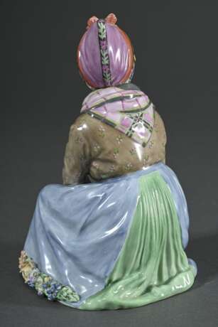 Paar Royal Copenhagen Porzellanfiguren "Amager Junge" und "Fanö Mädchen" in Trachten mit Blütengirlanden, Entw.: Carl Martin-Hansen, Ausf.: vor 1923, Porzellan mit polychromer Aufglasurmalerei, verso … - Foto 3