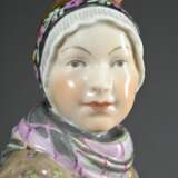 Paar Royal Copenhagen Porzellanfiguren "Amager Junge" und "Fanö Mädchen" in Trachten mit Blütengirlanden, Entw.: Carl Martin-Hansen, Ausf.: vor 1923, Porzellan mit polychromer Aufglasurmalerei, verso … - Foto 4