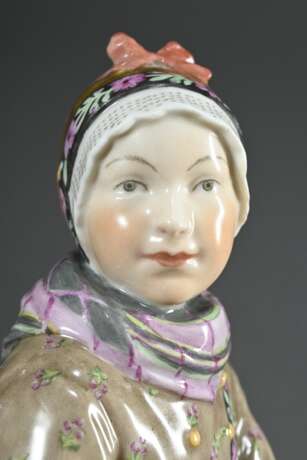 Paar Royal Copenhagen Porzellanfiguren "Amager Junge" und "Fanö Mädchen" in Trachten mit Blütengirlanden, Entw.: Carl Martin-Hansen, Ausf.: vor 1923, Porzellan mit polychromer Aufglasurmalerei, verso … - Foto 4