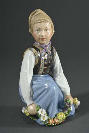 Paar Royal Copenhagen Porzellanfiguren "Amager Junge" und "Fanö Mädchen" in Trachten mit Blütengirlanden, Entw.: Carl Martin-Hansen, Ausf.: vor 1923, Porzellan mit polychromer Aufglasurmalerei, verso … - Foto 6