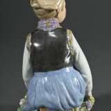 Paar Royal Copenhagen Porzellanfiguren "Amager Junge" und "Fanö Mädchen" in Trachten mit Blütengirlanden, Entw.: Carl Martin-Hansen, Ausf.: vor 1923, Porzellan mit polychromer Aufglasurmalerei, verso … - Foto 7