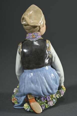 Paar Royal Copenhagen Porzellanfiguren "Amager Junge" und "Fanö Mädchen" in Trachten mit Blütengirlanden, Entw.: Carl Martin-Hansen, Ausf.: vor 1923, Porzellan mit polychromer Aufglasurmalerei, verso … - Foto 7