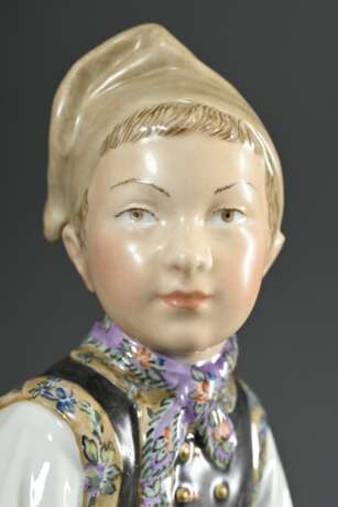 Paar Royal Copenhagen Porzellanfiguren "Amager Junge" und "Fanö Mädchen" in Trachten mit Blütengirlanden, Entw.: Carl Martin-Hansen, Ausf.: vor 1923, Porzellan mit polychromer Aufglasurmalerei, verso … - Foto 8