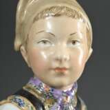 Paar Royal Copenhagen Porzellanfiguren "Amager Junge" und "Fanö Mädchen" in Trachten mit Blütengirlanden, Entw.: Carl Martin-Hansen, Ausf.: vor 1923, Porzellan mit polychromer Aufglasurmalerei, verso … - Foto 8