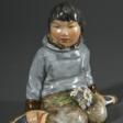 Royal Copenhagen Porzellanfiguren &quot;Gönland Junge&quot; in Tracht mit Blumenbouquet im Schoß, Entw. Carl Martin-Hansen, Ausf.: vor 1923, Porzellan mit polychromer Aufglasurmalerei, verso Manufakturmarke, blaue Wellen… - Аукционные цены