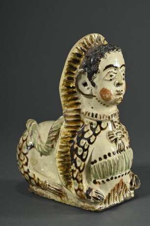 Seltene Langnau Figur "Liegende Sphinx", Keramik mit heller Engobe und grün-brauner Bemalung, Korpus mehrfach durchbohrt als Pomander (?), Schweiz 2. Viertel 18.Jh., H. 20cm, altersbedingte Gebrauchsspuren und … - Foto 2