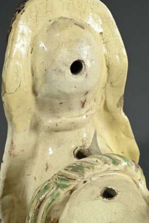 Seltene Langnau Figur "Liegende Sphinx", Keramik mit heller Engobe und grün-brauner Bemalung, Korpus mehrfach durchbohrt als Pomander (?), Schweiz 2. Viertel 18.Jh., H. 20cm, altersbedingte Gebrauchsspuren und … - Foto 4