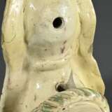 Seltene Langnau Figur "Liegende Sphinx", Keramik mit heller Engobe und grün-brauner Bemalung, Korpus mehrfach durchbohrt als Pomander (?), Schweiz 2. Viertel 18.Jh., H. 20cm, altersbedingte Gebrauchsspuren und … - Foto 4