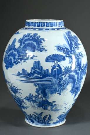 Große Fayence Balustervase mit Blaumalerei "Chinoiserien - detailreiche Landschaften mit Figurenstaffage", wohl Frankfurt/Hanau um 1700/1720, ungemarkt, H. 40,5cm, altersbedingte Gebrauchsspuren und geringe Gla… - Foto 1