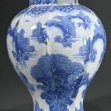 Oktogonal facettierte Fayence Balustervase auf eingezogenem Fuß mit Blaumalerei „Chinoiserien - Personen in Landschaft“, wohl Frankfurt/Hanau um 1700/1720, ungemarkt, H. 28,4cm, altersbedingte Gebrauchsspuren und Glasurv… - Foto 2