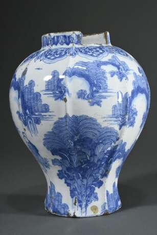 Oktogonal facettierte Fayence Balustervase auf eingezogenem Fuß mit Blaumalerei „Chinoiserien - Personen in Landschaft“, wohl Frankfurt/Hanau um 1700/1720, ungemarkt, H. 28,4cm, altersbedingte Gebrauchsspuren und Glasurv… - Foto 2