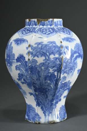 Oktogonal facettierte Fayence Balustervase auf eingezogenem Fuß mit Blaumalerei „Chinoiserien - Personen in Landschaft“, wohl Frankfurt/Hanau um 1700/1720, ungemarkt, H. 28,4cm, altersbedingte Gebrauchsspuren und Glasurv… - Foto 3