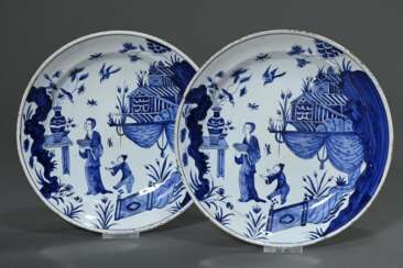 Paar Fayence Teller mit Blaumalerei Chinoiserie „Frau und Knabe im Garten“, De Drie Porceleyne Flessies, A. Pynacker, Delft um 1690/1710, Ø 23cm, altersbedingte Gebrauchsspuren und geringe Glasurverluste