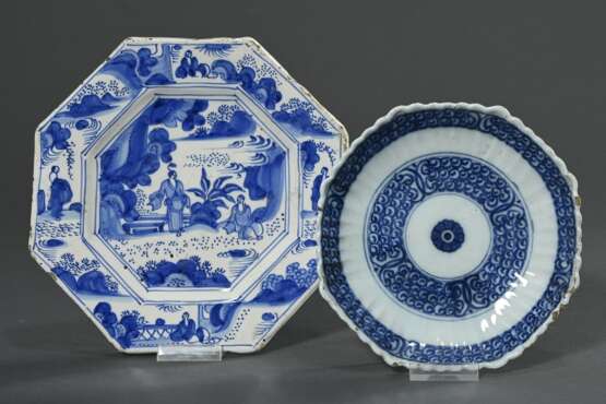 2 Diverse Fayence Tellerchen mit Blaumalerei, 18.Jh., ungemarkt: 1 oktogonal mit Chinoiserie Dekor "Personen im Garten", wohl Hanau (Ø 21,5cm) und 1 gerippt mit Ornamentbändern, Delft (Ø 16cm), altersbedingte G… - Foto 1