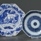 2 Diverse Fayence Tellerchen mit Blaumalerei, 18.Jh., ungemarkt: 1 oktogonal mit Chinoiserie Dekor "Personen im Garten", wohl Hanau (Ø 21,5cm) und 1 gerippt mit Ornamentbändern, Delft (Ø 16cm), altersbedingte G… - Foto 1