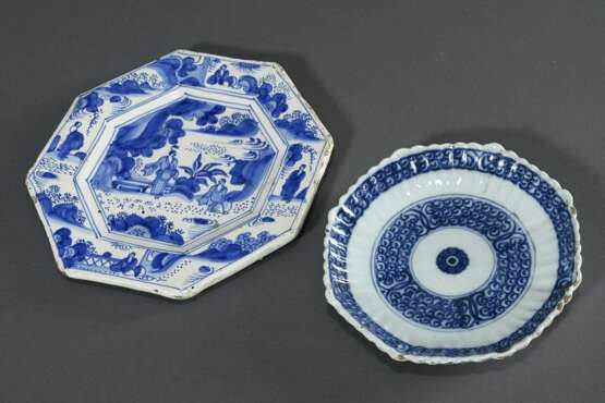 2 Diverse Fayence Tellerchen mit Blaumalerei, 18.Jh., ungemarkt: 1 oktogonal mit Chinoiserie Dekor "Personen im Garten", wohl Hanau (Ø 21,5cm) und 1 gerippt mit Ornamentbändern, Delft (Ø 16cm), altersbedingte G… - Foto 2