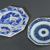 2 Diverse Fayence Tellerchen mit Blaumalerei, 18.Jh., ungemarkt: 1 oktogonal mit Chinoiserie Dekor "Personen im Garten", wohl Hanau (Ø 21,5cm) und 1 gerippt mit Ornamentbändern, Delft (Ø 16cm), altersbedingte G… - Foto 2