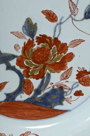 Fayence Teller mit Bemalung nach Imari Vorbild, heller Fayencescherben weiß glasiert, feine florale Malerei in Eisenrot, Blau und Gold, wohl Holland 18.Jh., ungemarkt, Ø 23,2cm, kleiner Chip am Rand - Foto 2